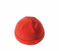 Яркая короткая шапка до ушей с яркой лейбой фото