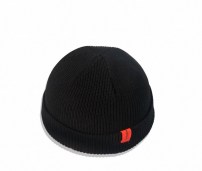 Яркая короткая шапка до ушей с яркой лейбой фото