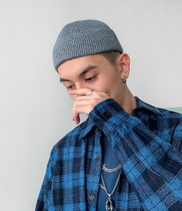 Тонкая обтягивающая шапка докерка фото