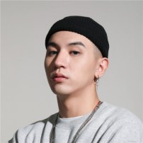 Легкая короткая шапка докер фото