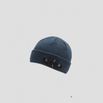 Теплая короткая шапка с горизонтальной пряжкой фото