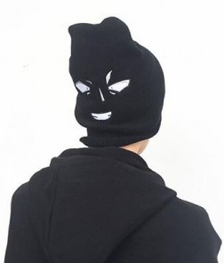 Шапка с мультяшным рисунком фото