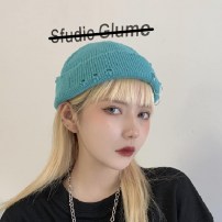 Шапка бини с пирсингом фото