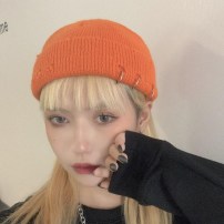 Шапка бини с пирсингом фото