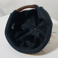 Легкая яркая кепка докер с желтой нашивкой и надписью фото