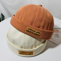 Легкая яркая кепка докер с желтой нашивкой и надписью фото