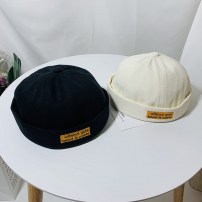 Легкая яркая кепка докер с желтой нашивкой и надписью фото