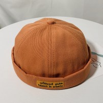 Легкая яркая кепка докер с желтой нашивкой и надписью фото