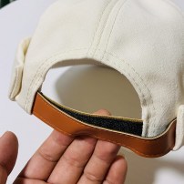 Легкая яркая кепка докер с желтой нашивкой и надписью фото