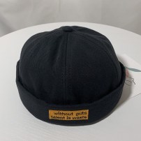 Легкая яркая кепка докер с желтой нашивкой и надписью фото