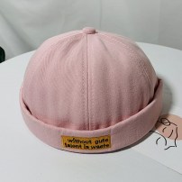 Легкая яркая кепка докер с желтой нашивкой и надписью фото