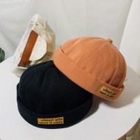 Легкая яркая кепка докер с желтой нашивкой и надписью фото