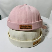 Легкая яркая кепка докер с желтой нашивкой и надписью фото