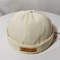 Легкая яркая кепка докер с желтой нашивкой и надписью фото