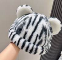 Плюшевая шапка с ушками и тигровым леопардовым принтом фото
