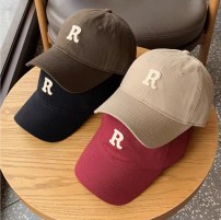 Кепка с буквой R - мужская и женская фото