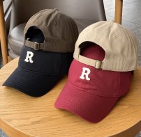 Кепка с буквой R - мужская и женская фото