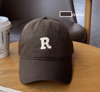 Кепка с буквой R - мужская и женская фото