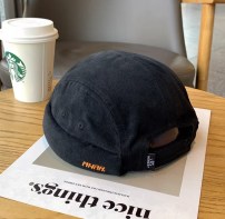 Плотная кепка без козырька в в ретро-стиле фото