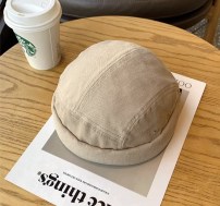 Плотная кепка без козырька в в ретро-стиле фото