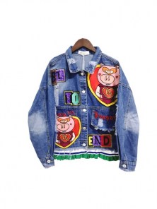 Джинсовая женская куртка с нашивками со свинками