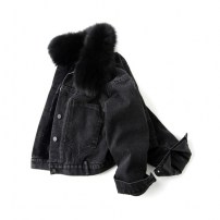 Куртка джинсовая с пышным меховым воротником фото