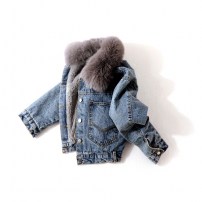 Куртка джинсовая с пышным меховым воротником фото
