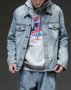 Рваная джинсовая курточка с нашивками светло синяя мужская