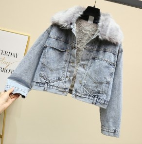 Женская укороченная джинсовка с меховым воротником