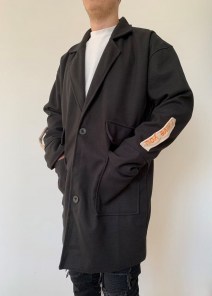 Мужское однотонное пальто с надписью на рукаве фото