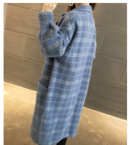 Женское легкое мягкое пальто в клетку с большими карманами фото