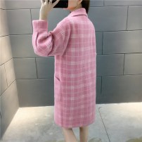 Женское легкое мягкое пальто в клетку с большими карманами фото