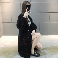 Женское легкое мягкое пальто в клетку с большими карманами фото