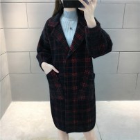 Женское легкое мягкое пальто в клетку с большими карманами фото