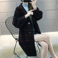 Женское легкое мягкое пальто в клетку с большими карманами фото