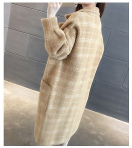 Женское легкое мягкое пальто в клетку с большими карманами фото