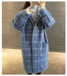 Женское легкое мягкое пальто в клетку с большими карманами фото