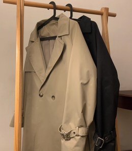 Мужской широкий тренч на одну пуговицу фото