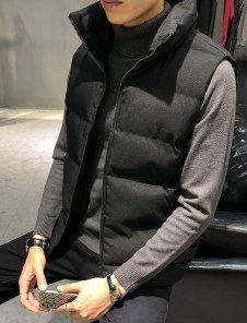 Мужская дутая безрукавка легкая приталенная фото