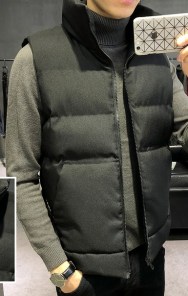 Мужская дутая безрукавка легкая приталенная фото