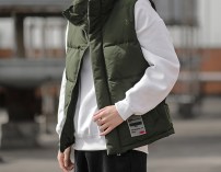 Мужская дутая спортивная куртка жилетка без рукавов с лейбой фото