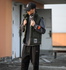 Мужская дутая спортивная куртка жилетка без рукавов с лейбой фото