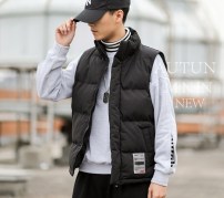 Мужская дутая спортивная куртка жилетка без рукавов с лейбой фото
