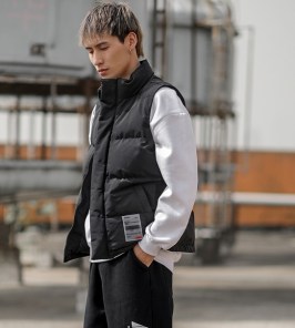 Мужская дутая спортивная куртка жилетка без рукавов с лейбой фото