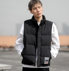 Мужская дутая спортивная куртка жилетка без рукавов с лейбой фото