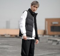 Мужская дутая спортивная куртка жилетка без рукавов с лейбой фото