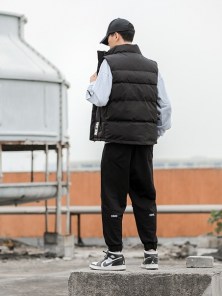 Мужская дутая спортивная куртка жилетка без рукавов с лейбой фото