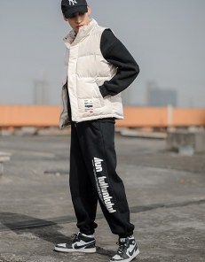 Мужская дутая спортивная куртка жилетка без рукавов с лейбой фото