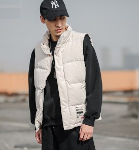 Мужская дутая спортивная куртка жилетка без рукавов с лейбой фото