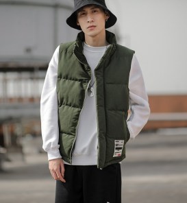 Мужская дутая спортивная куртка жилетка без рукавов с лейбой фото